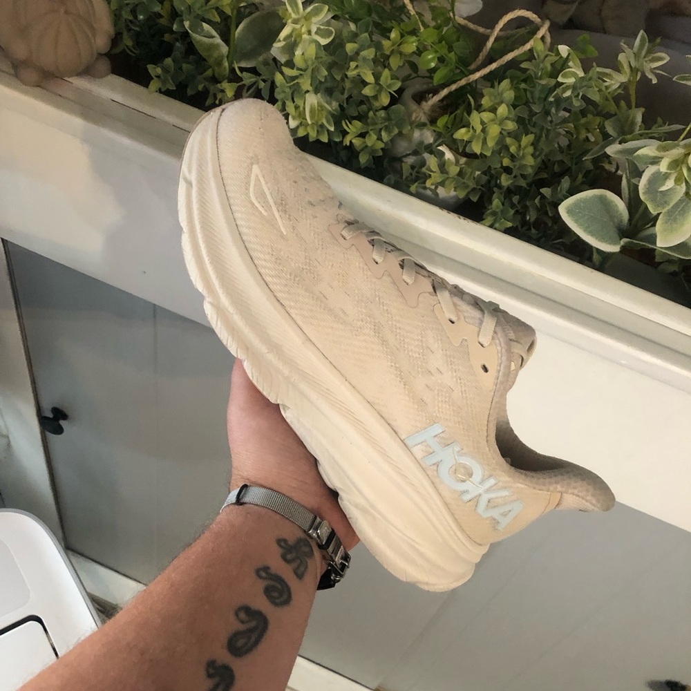 Women’s Hoka Clifton 9 ‘Shifting Sand size 9.5 - Picture 2 of 8
